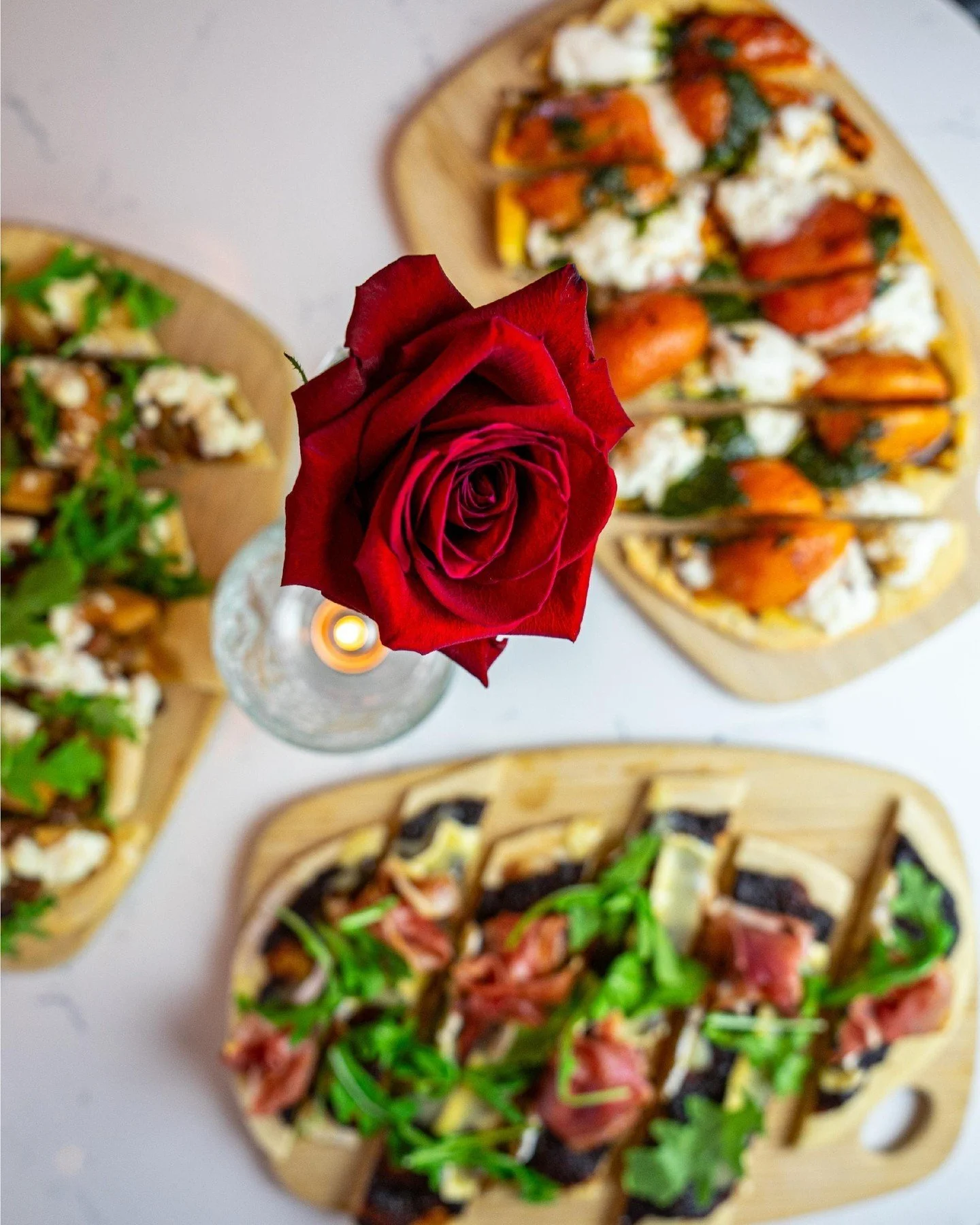 Which flatbread is your favorite⁉️ 
🌹Duck &amp; Apple: duck sausage &bull; caramelized onions &bull; honey-roasted apples &bull; goat cheese
🌹Caprese: burrata &bull; roasted tomato &bull; pesto &bull; lemon zest &bull; balsamic
🌹Prosciutto: bri